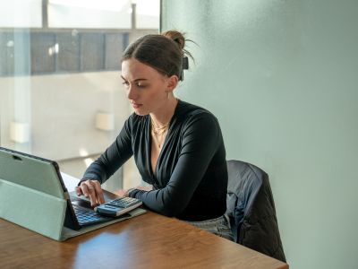 A graduate student studies at UNM Anderson School