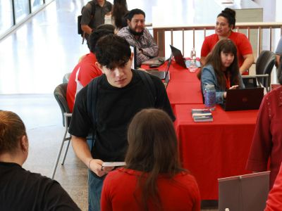 Students and advisors at UNM Anderson School of Management