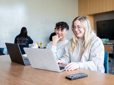 Students working together in UNM Anderson's Learning Lab