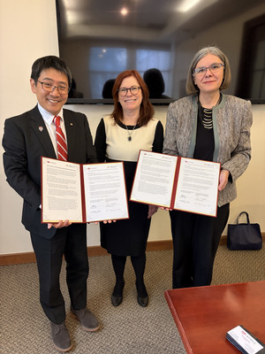 Image of OMU Vice President of International Affairs Toshiyuki Matsui, UNM President Garnett Stokes, and Dean Alina Chircu.