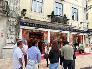 Image of students in a circle talking to one another in front of a store located in Lisbon.