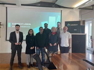 image of EMBA students with Euronext posing together.